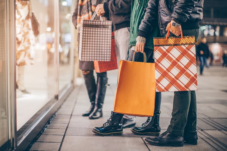 holiday-shoppers-looking-in-window